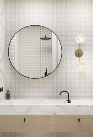 Haartrockner, Handtücher, Shampoo, Toilettenpapier