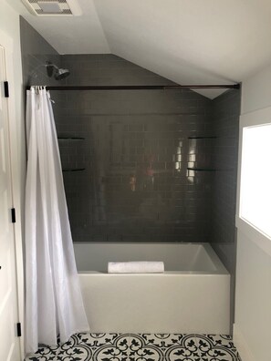 Duschwanne, Regendusche, Haartrockner, Handtücher