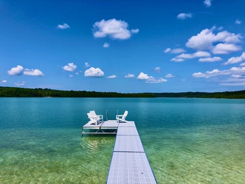 5 bed  3 bath - 10 beds - In town Traverse City with heated Pool on Cedar Lake!
