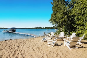 Playa en los alrededores, camastros y toallas de playa