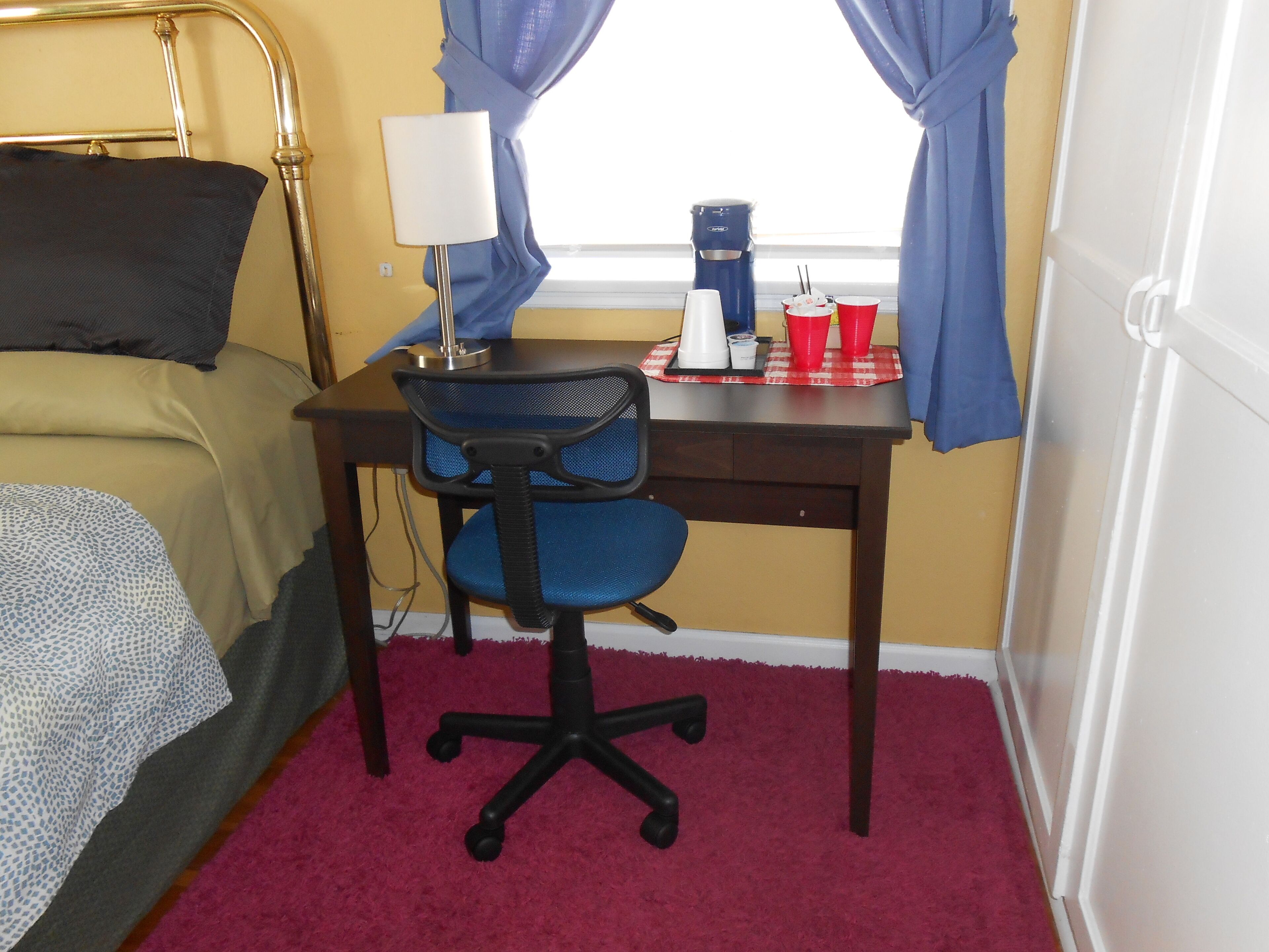 2 Miles Burbank Airport & Amtrak, 6-7 Miles Universal City, 10 Miles Hollywood