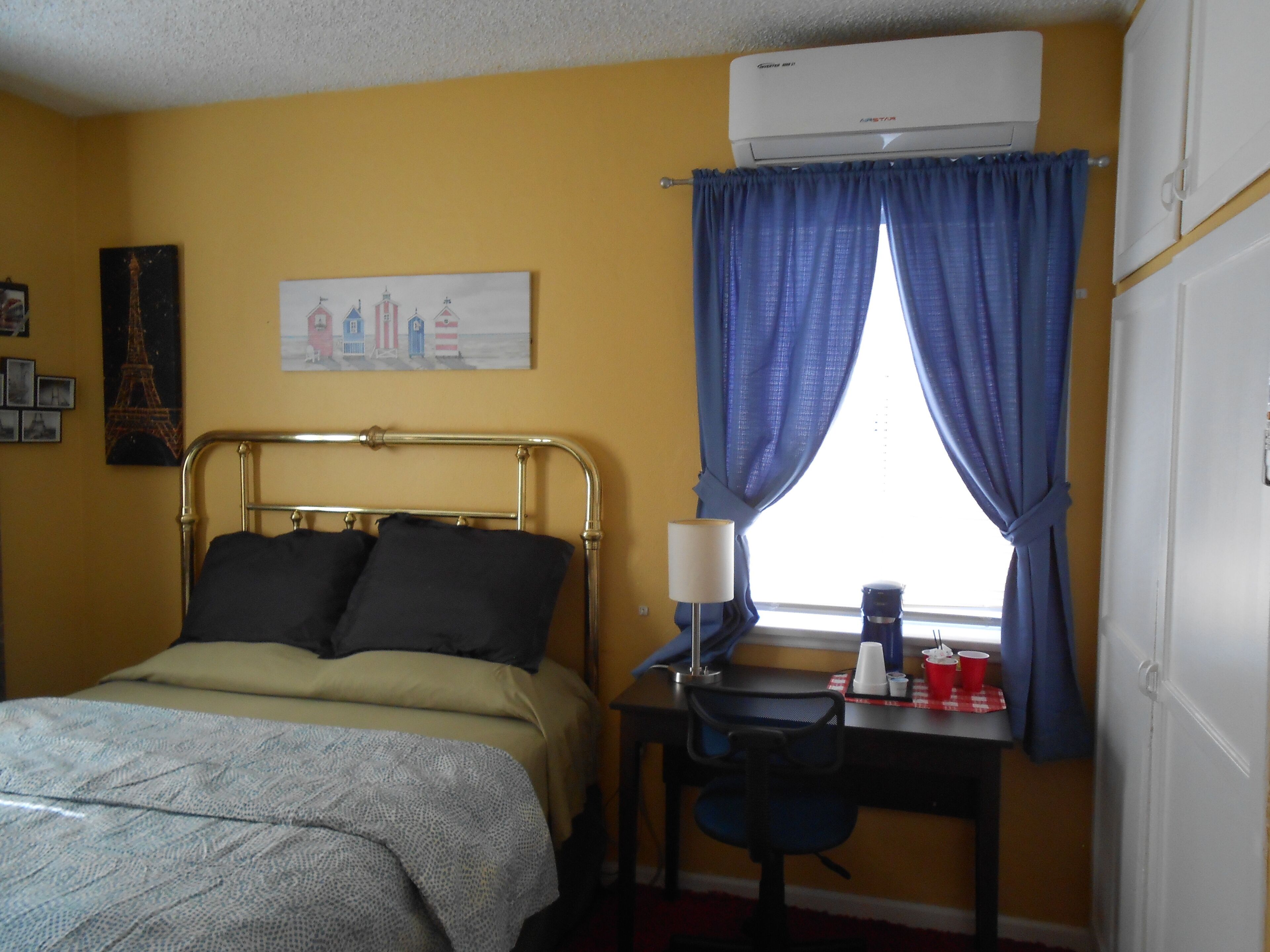 2 Miles Burbank Airport & Amtrak, 6-7 Miles Universal City, 10 Miles Hollywood