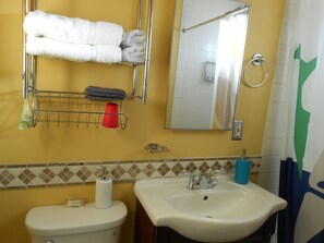 Combined shower/bathtub, hair dryer, towels, soap - 2 Miles Burbank Airport & Amtrak, 6-7 Miles Universal City, 10 Miles Hollywood (Los Angeles)