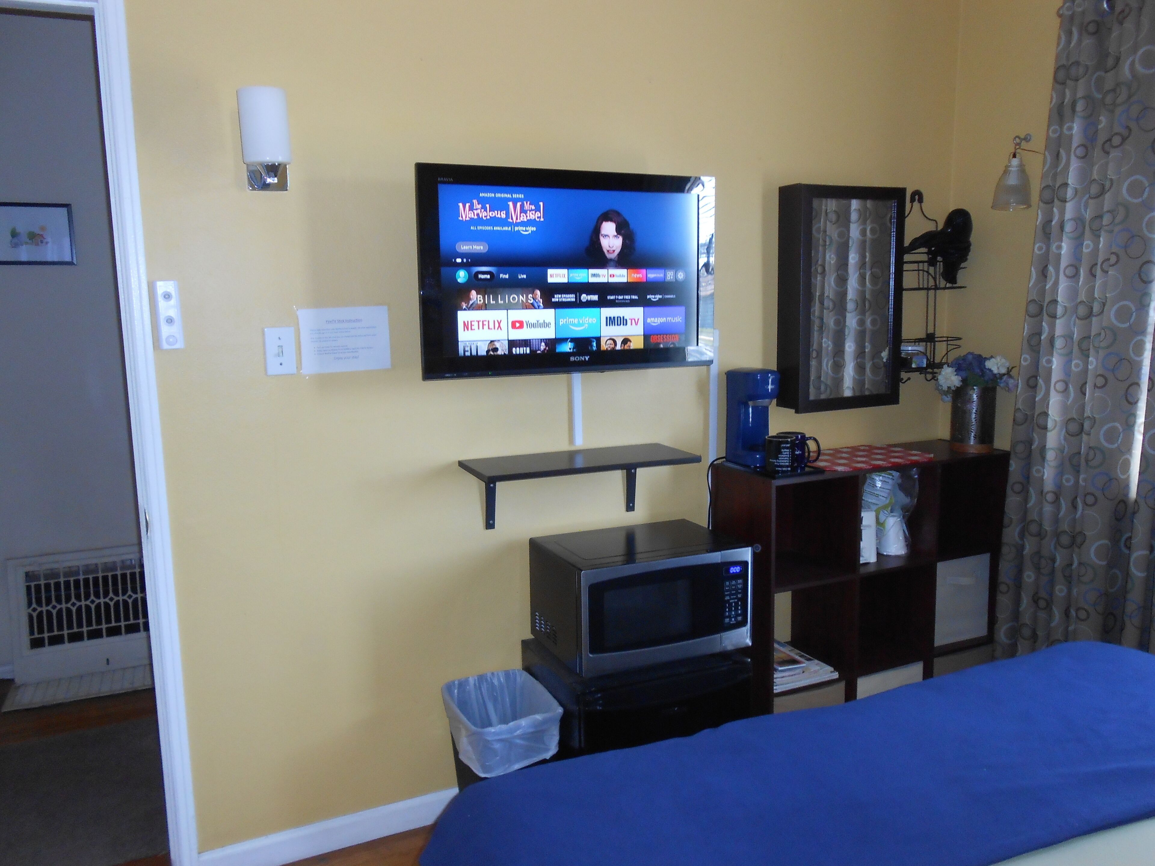 2 Miles Burbank Airport & Amtrak, 6-7 Miles Universal City, 10 Miles Hollywood