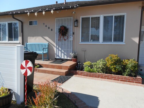 2 Miles Burbank Airport & Amtrak, 6-7 Miles Universal City, 10 Miles Hollywood