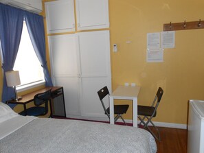 1 bedroom, desk, iron/ironing board, free WiFi - 2 Miles Burbank Airport & Amtrak, 6-7 Miles Universal City, 10 Miles Hollywood (Los Angeles)