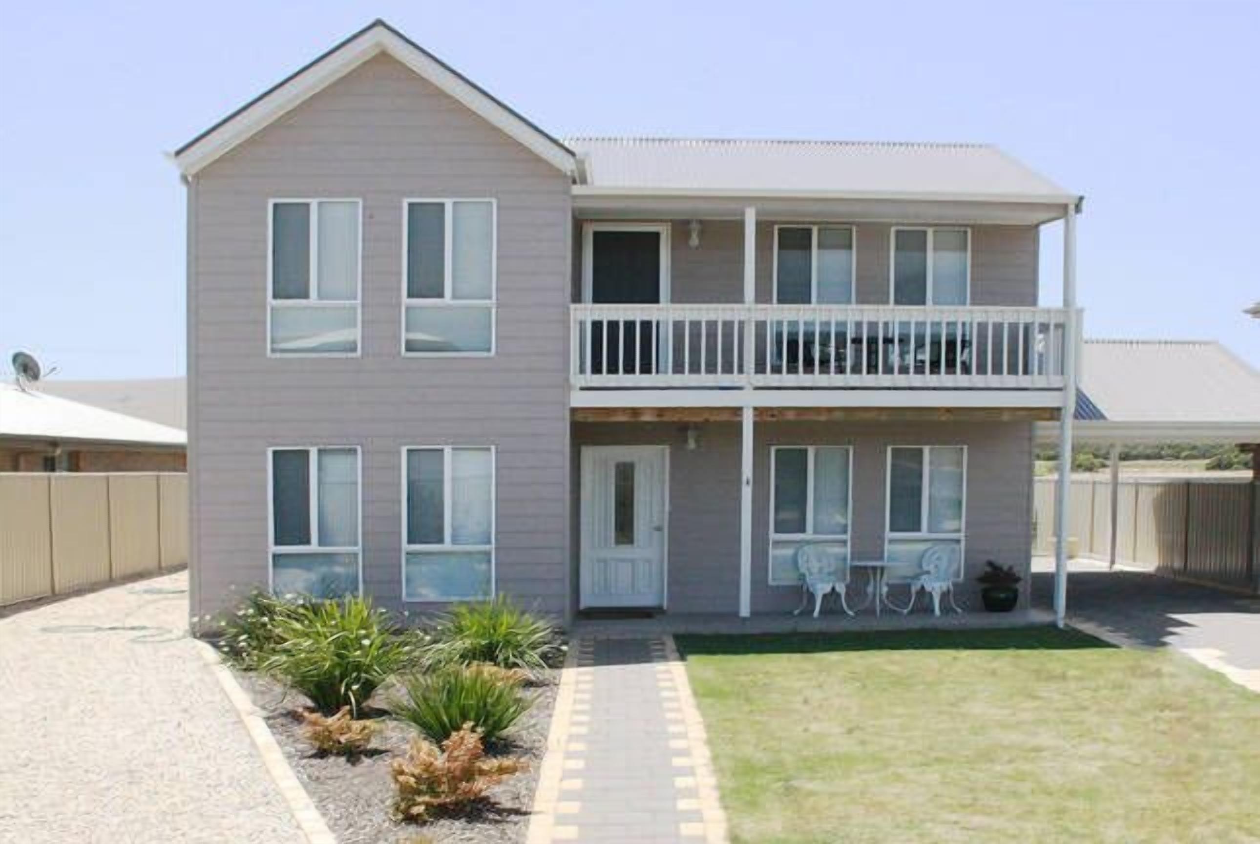 Rocks Retreat - Sleeps 10 Short walk to the beach