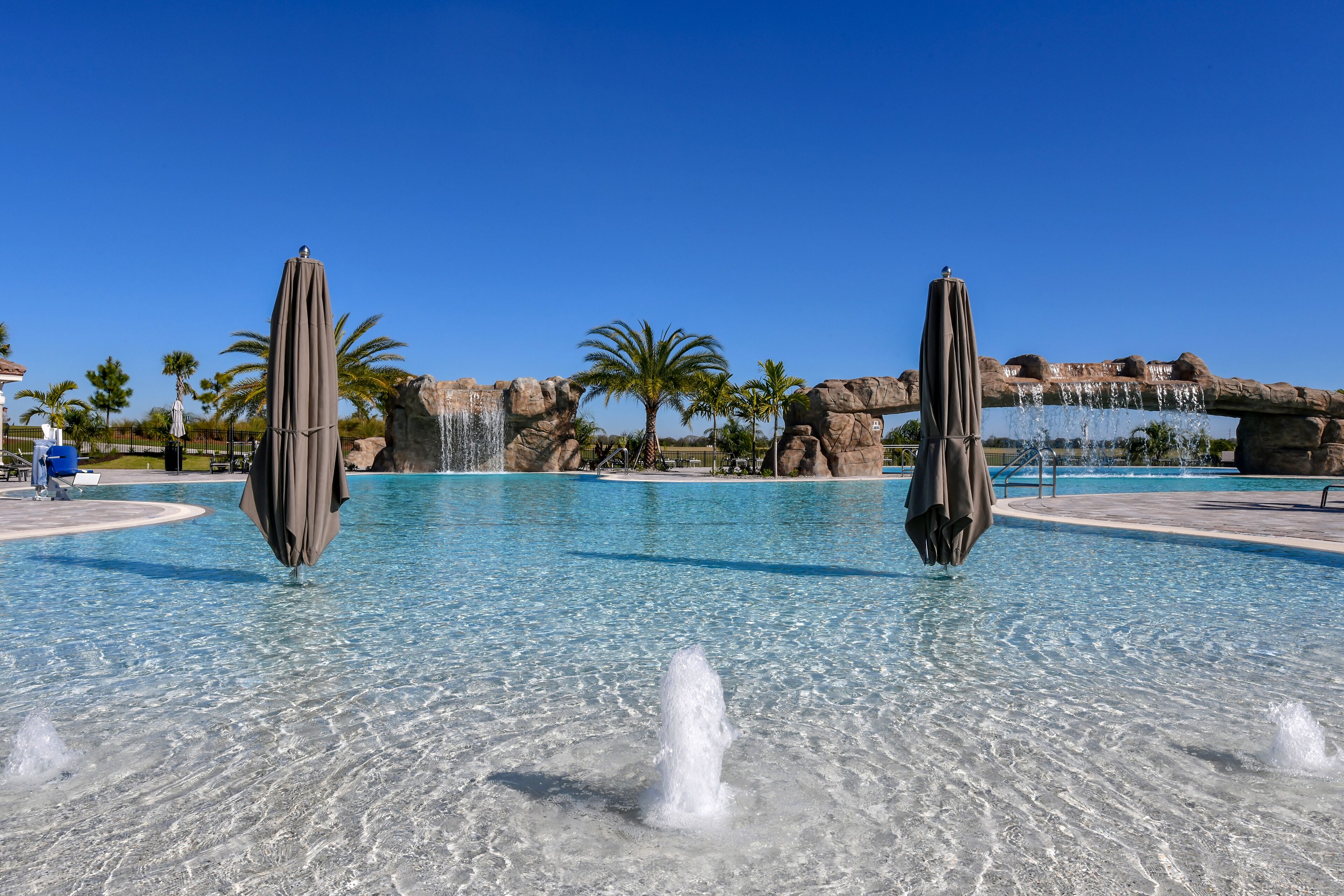 Een buitenzwembad en een verwarmd zwembad