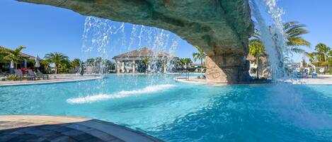 Una piscina al aire libre, una piscina climatizada