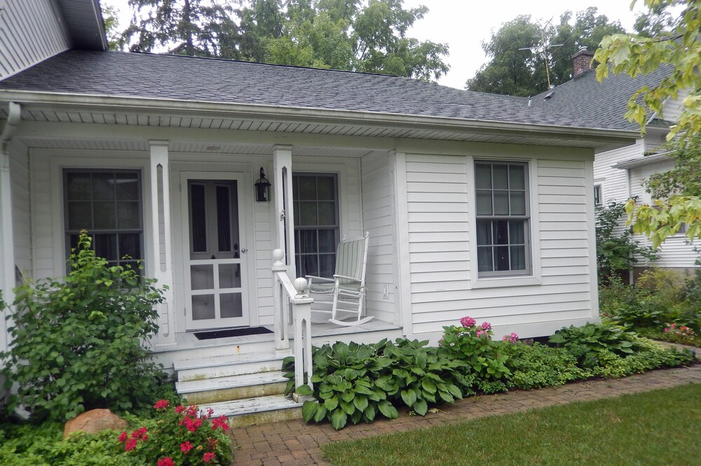 Quiet Getaway Steps From Downtown