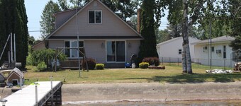 HL - Beautiful LAKEFRONT Home - right by the sandbar everyone hangs at!