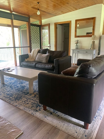 TV, fireplace. FALLING WATERS COLO VALE