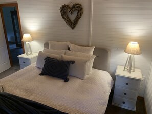 2 bedrooms, iron/ironing board, travel cot, bed sheets - FALLING WATERS COLO VALE (Colo Vale)