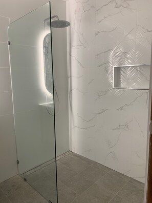 Vasca, asciugacapelli, asciugamani, sapone