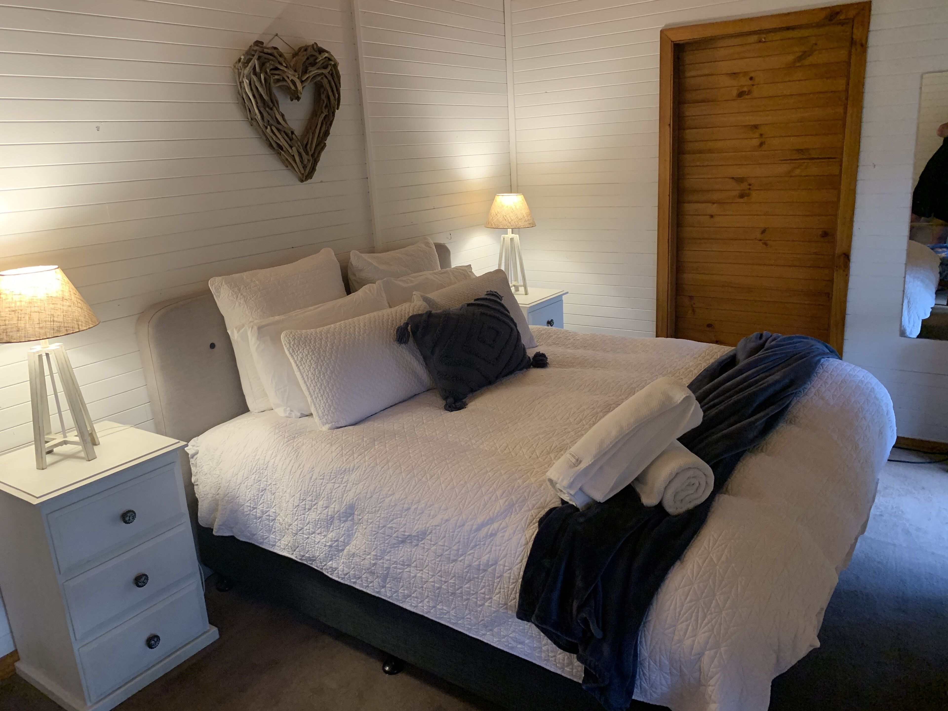 2 soverom, strykejern/-brett, reiseseng for barn og sengetøy