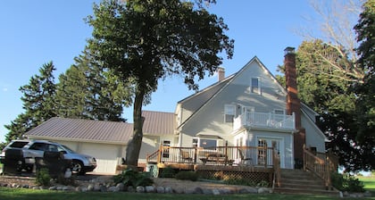 The Mill House, año alrededor de Country Home & Historic Grist Mill, con kayaks