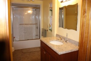Ensemble douche/baignoire, sèche-cheveux, serviettes fournies