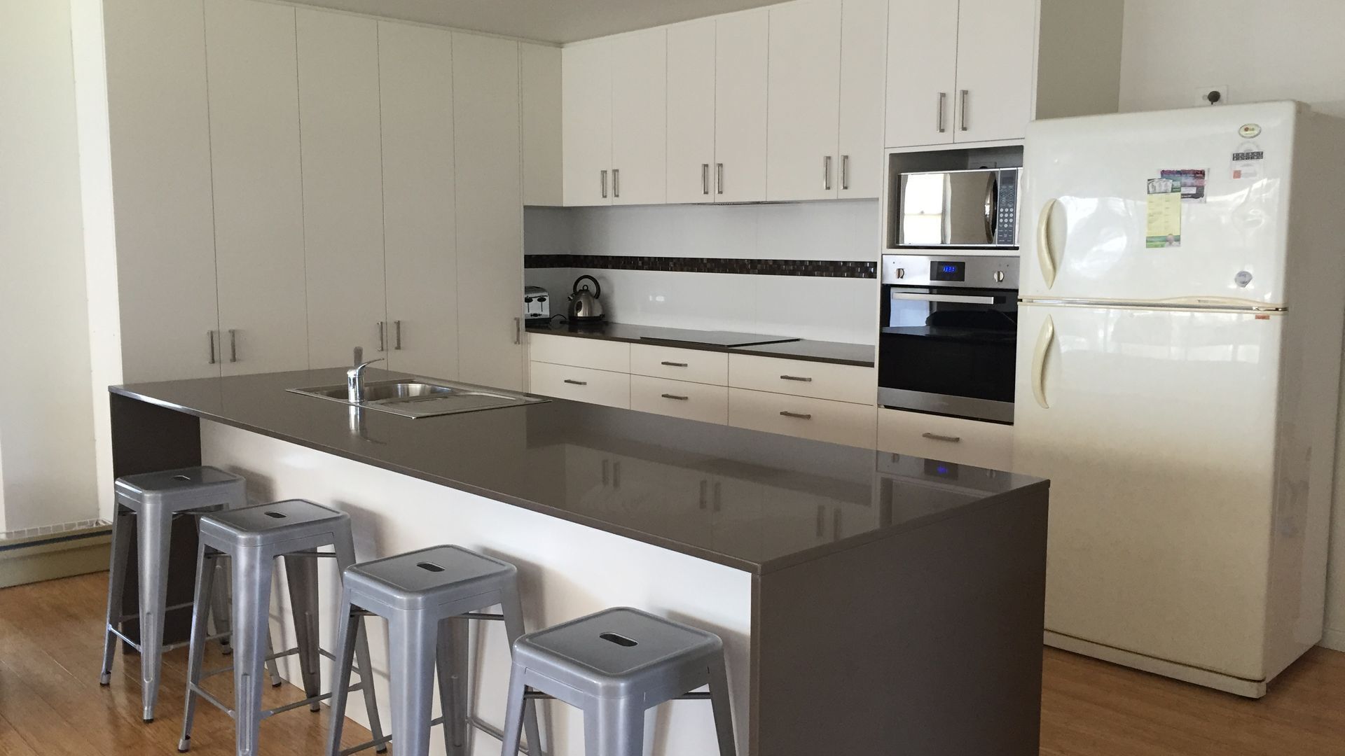 Tranquil Lakeside Getaway @ Coomba Park