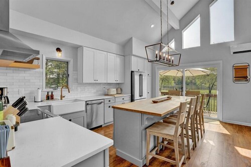 Modern Direct Lakefront Home in the Poconos