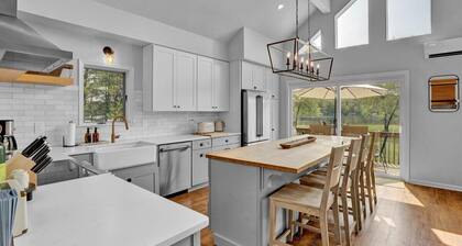 Modern Direct Lakefront Home in the Poconos