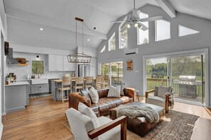 Smart TV, fireplace, ping pong, books - Modern Direct Lakefront Home in the Poconos (Pocono Lake)