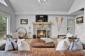 Smart-TV, Kamin, Tischtennisplatte, Bücher