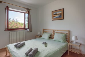 3 bedrooms, iron/ironing board, WiFi, bed sheets - Large Relaxing Garden Retreat Close to the Centre, Beaches and Countryside (Pula)