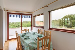 Dining - Large Relaxing Garden Retreat Close to the Centre, Beaches and Countryside (Pula)