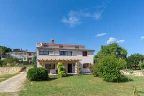 Exterior - Large Relaxing Garden Retreat Close to the Centre, Beaches and Countryside (Pula)