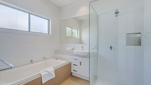 Tina y papel de baño 