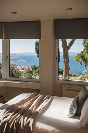 2 bedrooms, desk, iron/ironing board, travel cot