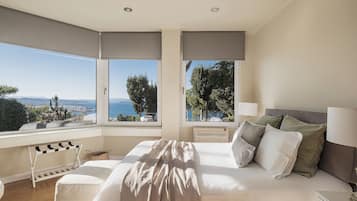 2 slaapkamers, een bureau, een strijkplank/strijkijzer, reisbedje