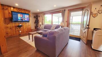 Smart-TV, Kamin, DVD-Player, Tischfußball