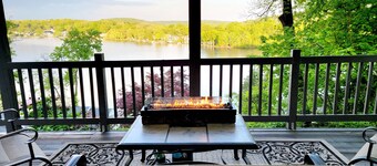 Entire Private Lakefront Home on Lake Hopatcong + Kayaks and Pedalboat, 3Bd,1bth