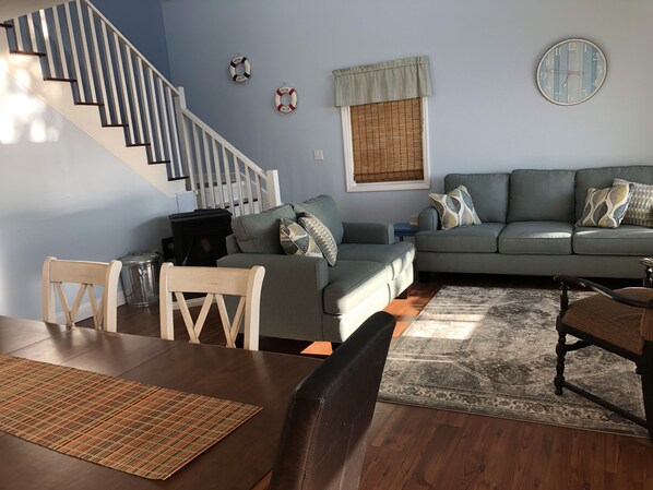 Smart TV, fireplace, DVD player, stereo