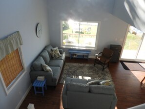 Smart-tv, een open haard, een dvd-speler en een stereo