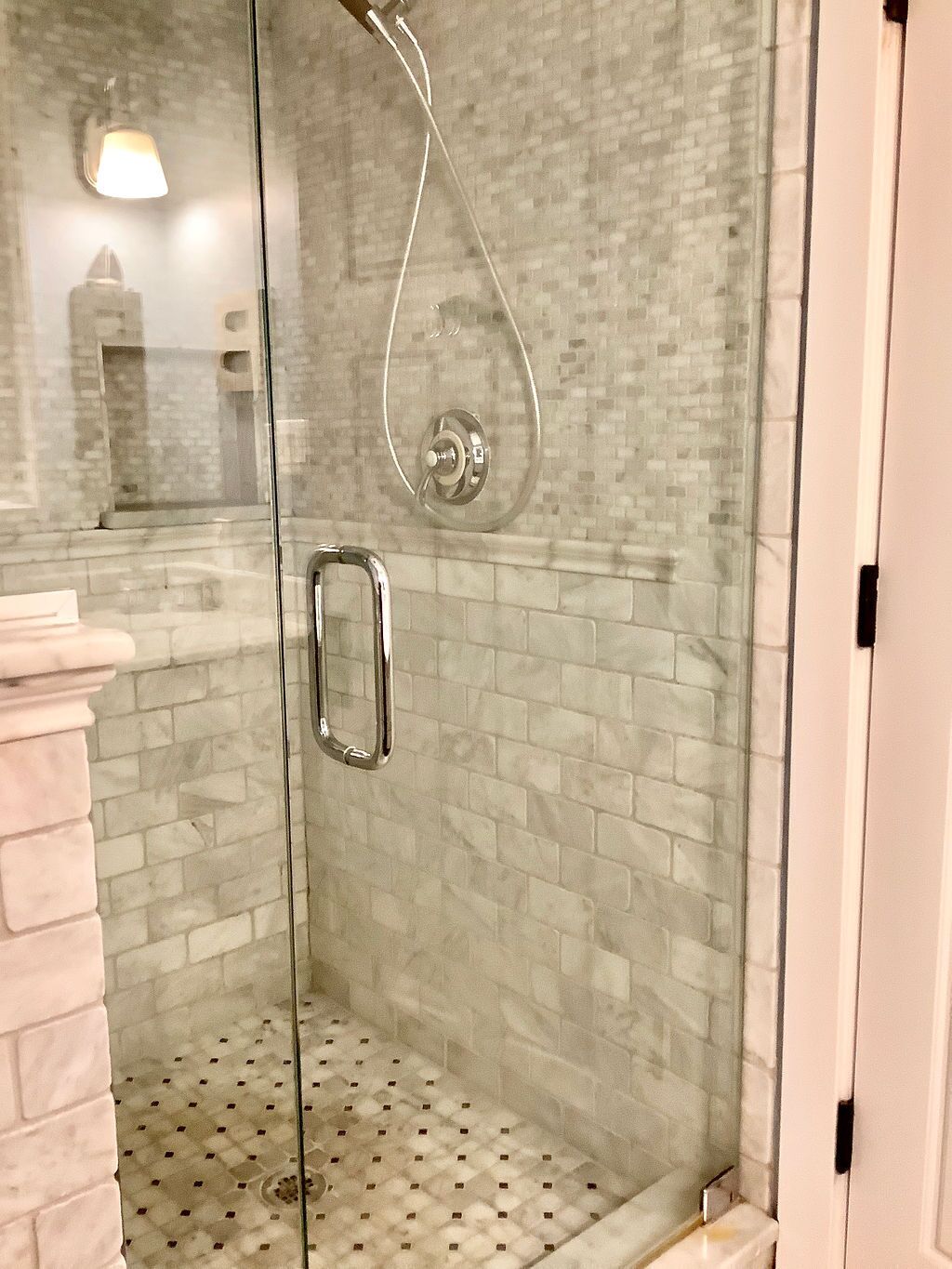 Douche, sèche-cheveux, serviettes fournies, savon