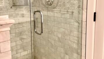 Douche, sĂšche-cheveux, serviettes fournies, savon