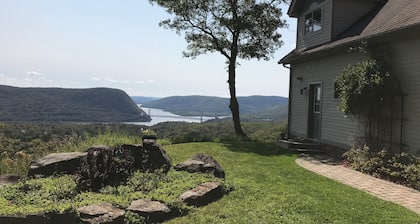 Serene Mountain ylhäältä päin näkymät Hudson-joelle ja Ympäröiville ylängöille
