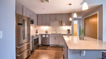 Refrigerador, microondas, horno y parrilla de estufa