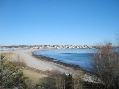 NOW BOOKING 2026 ~ Beautiful, Oversized Cape in Scenic Bonnet Shores!