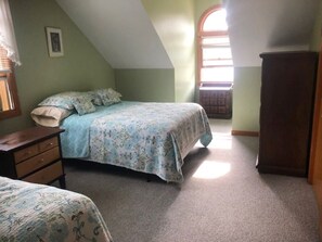 4 bedrooms, free WiFi - NOW BOOKING 2026 ~ Beautiful, Oversized Cape in Scenic Bonnet Shores! (Narragansett)