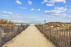 Beach - XPLORIE ACTIVITIES & LINENS INCLUDED*! !  FREE WIFI!!! OCEANBLOCK!!! Enjoy a fun-filled vacation in the comfort of this updated 2 BR, 2 BA condo. (Ocean City)