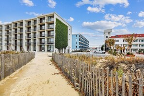 Exterior - XPLORIE ACTIVITIES & LINENS INCLUDED*! !  FREE WIFI!!! OCEANBLOCK!!! Enjoy a fun-filled vacation in the comfort of this updated 2 BR, 2 BA condo. (Ocean City)