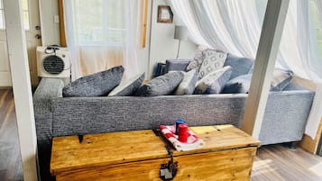 Een smart-tv, een dvd-speler en boeken