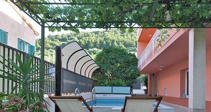 belle ambiance devant la piscine