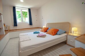 Escritorio, tabla de planchar con plancha, wifi gratis y ropa de cama