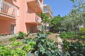 Property grounds - Cozy Oasis in Front of the Pool – Split (Split)