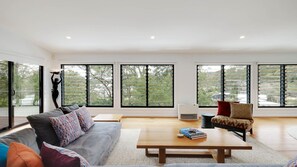 Smart TV, books - Space and Serenity by HolidayCo. (PRETTY BEACH)