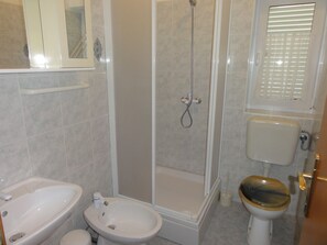 Departamento, 1 habitación | Baño | Toallas y papel de baño 